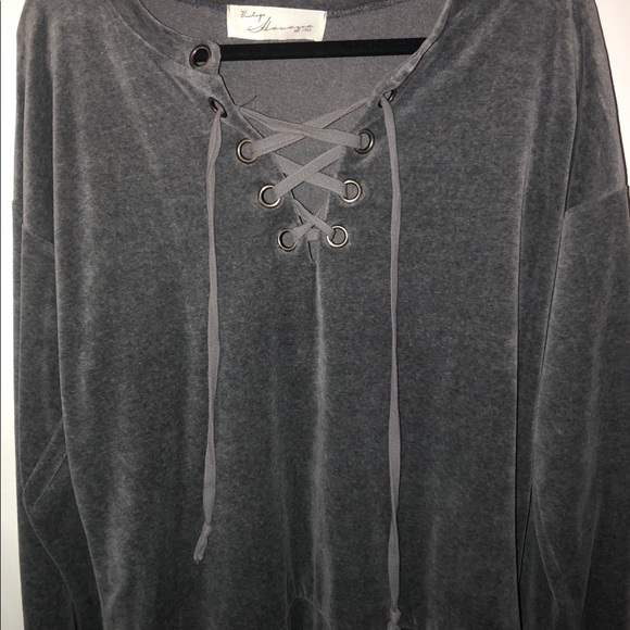 Criss-cross sweatshirt - Picture 3 of 6
